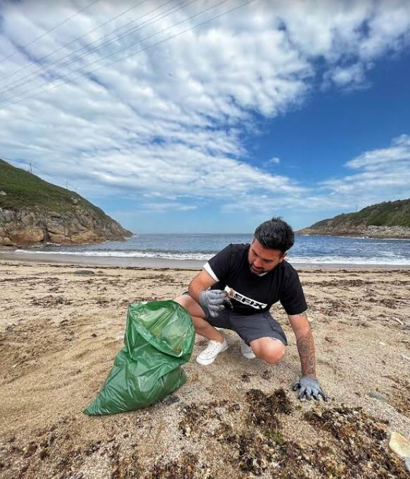 Voluntario recogiendo plu00e1sticos en la playa de Bens en una imagen de la agencia Siete Olas