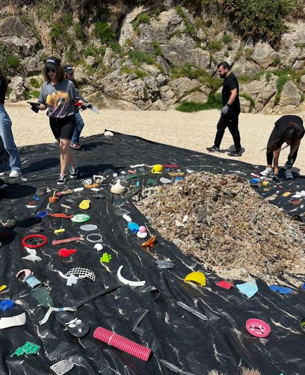 Limpieza de plu00e1sticos en la playa de Bens en una imagen de la agencia Siete Olas
