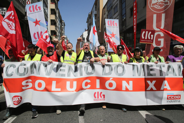 Trabajadores del sector del metal sujetan una pancarta durante la tercera jornada de la huelga del metal, a 25 de mayo de 2023, en Lugo, Galicia (España). 5.000 trabajadores del ámbito siderometal y otros 2.000 del comercio del metal en Lugo afrontan hoy