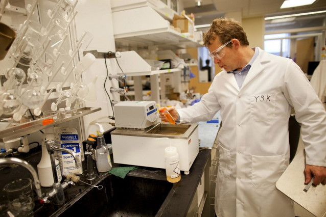 El químico Nicholas Kotov en la Universidad de Michigan (Estados Unidos).