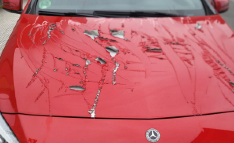 Quince coches vandalizados en Cambados: ruedas pinchadas, rayazos, daños con líquido corrosivo...