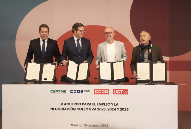 De izda a dcha: El presidente de Cepyme, Gerardo Cuerva; el presidente de CEOE, Antonio Garamendi; el secretario general de CCOO, Unai Sordo, y el de UGT, Pepe Álvarez, tras firmar el V AENC el pasado 10 de mayo