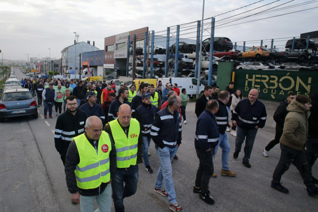 Piquetes informativos con decenas de delegados sindicales y trabajadores recorren el Polígono de O Ceao, a 10 de mayo de 2023, en Lugo, Galicia (España).