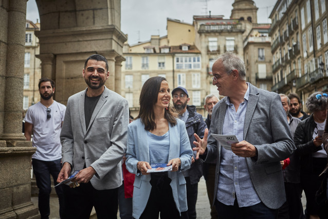 (I-D) El líder de Podemos Galicia, Borja San Ramón; la ministra de Derechos Sociales y Agenda 2030 y secretaria general de Podemos, Ione Belarra, y el candidato de Podemos a la alcaldía de Ourense, Toño Naval, conversan a su llegada a Ourense, a 5 de mayo