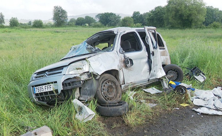 Accidente mortal en Rodeiro: fallece un conductor de 44 años al colisionar contra un camión y salir despedido