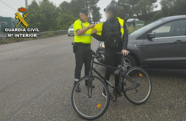 Interceptan a un ciclista que circuló por la AP-9 y por la A-55 en sentido Portugal.