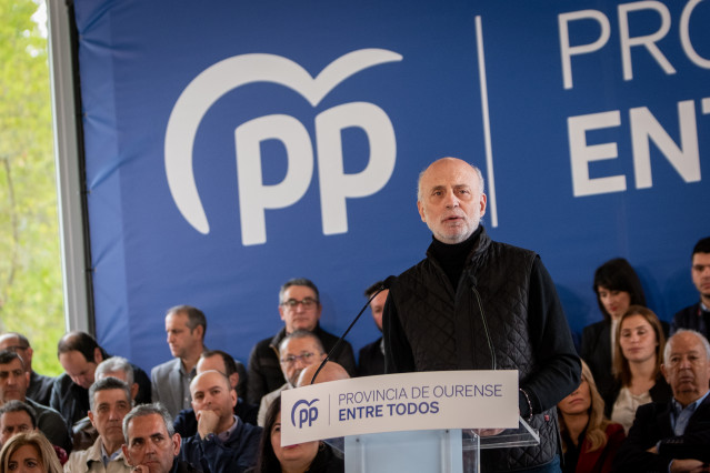 Archivo - El candidato del PP a la Alcaldía de Ourense, Manuel Cabezas, interviene durante un acto del Partido Popular de Galicia.
