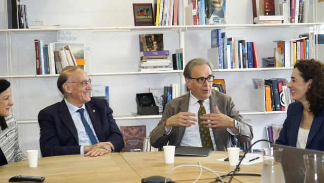 El ministro de Universidades, Joan Subirats (d), se reúne con el rector de la Universidad de Vigo, Manuel Reigosa (i), y su equipo de gobierno, en el campus vigués, el 1 de junio de 2023.