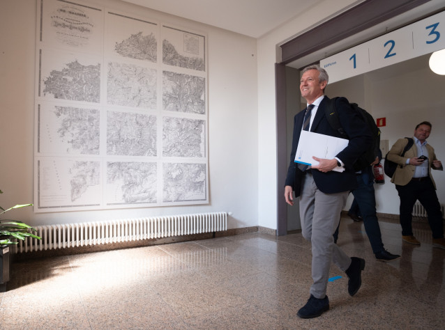 El presidente de la Xunta, Alfonso Rueda, camino de la rueda de prensa del Consello de la Xunta.
