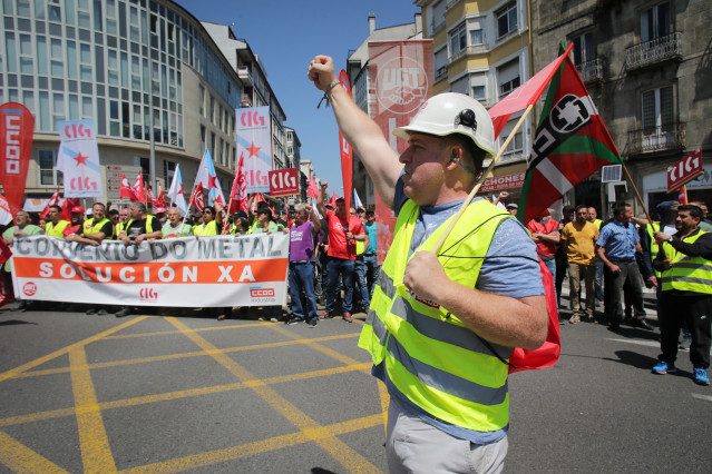 Trabajadores del sector del metal sujetan una pancarta durante la tercera jornada de la huelga del metal, a 25 de mayo de 2023, en Lugo, Galicia (España). 5.000 trabajadores del ámbito siderometal y otros 2.000 del comercio del metal en Lugo afrontan hoy