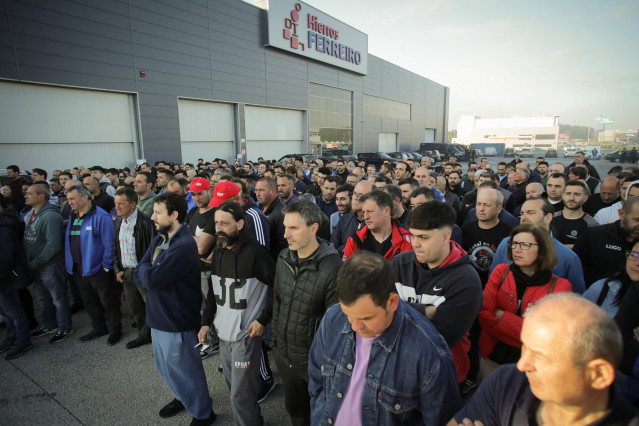 Los trabajadores del metal votan si desconvocan la huelga, en el polígono industrial O CEAO, a 2 de junio de 2023, en Lugo, Galicia (España). Tras cuatro días de huelga, los representantes de los sindicatos y de la patronal del metal en Lugo alcanzaron ay