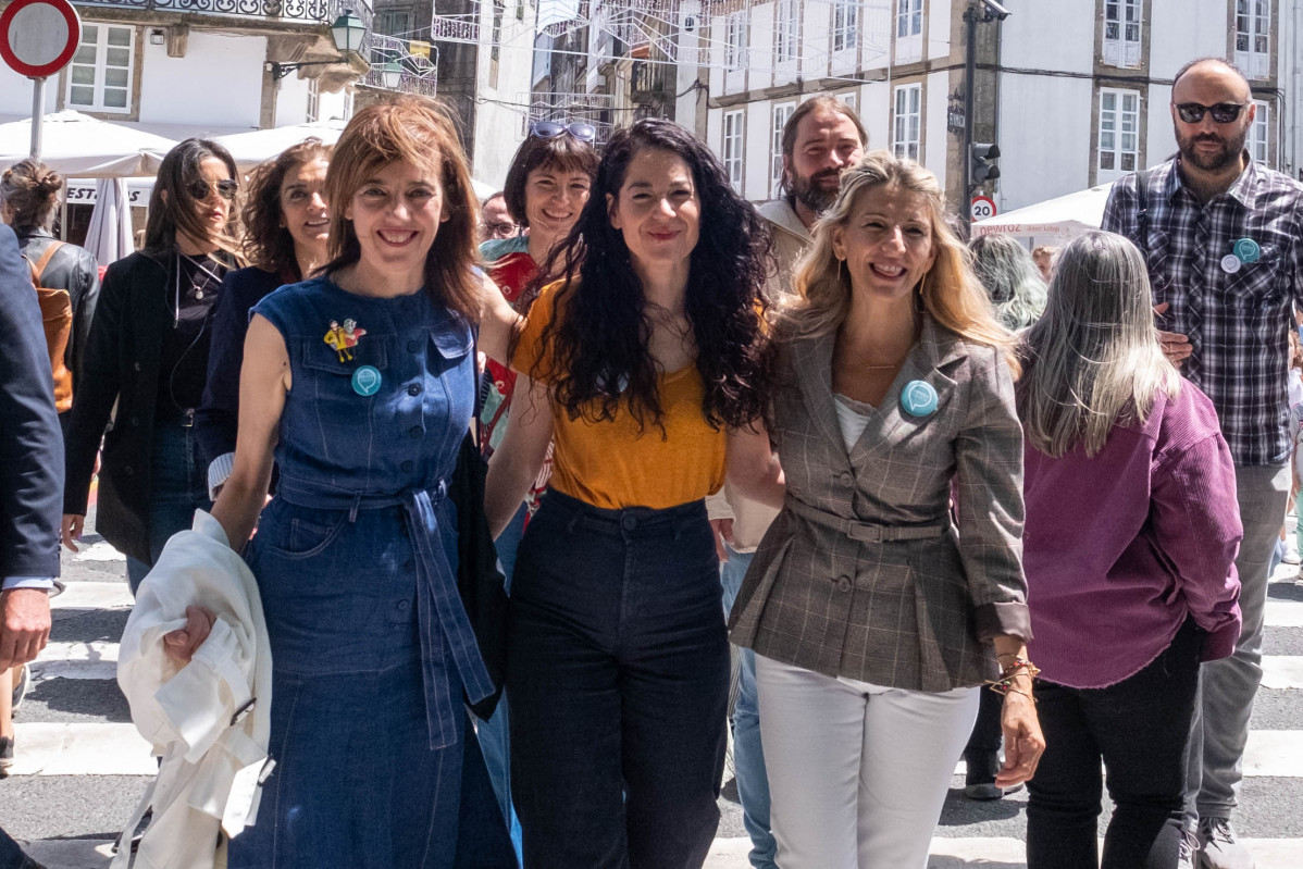 (I-D) La concejala de Compostela Aberta (CA), Marta Lois; la candidata a la Alcaldía de Santiago por Compostela Aberta (CA), María Rozas y la vicepresidenta segunda y ministra de Trabajo y Economía