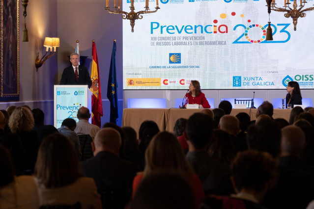 El presidente de la Xunta, Alfonso Rueda, interviene en la clausura del XIII Congreso de prevención de riesgos laborales en Iberoamérica celebrado en Santiago de Compostela.