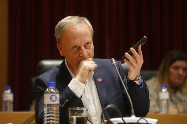 El portavoz socialista, Rafael Rodríguez Villarino, escucha en su terminal móvil los audios donde se relatan presuntas prácticas irregulares en la adjudicación de contratos por parte del grupo popular, durante el pleno extraordinario de la Diputación Prov