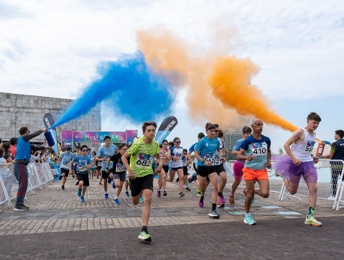 Unas 700 personas participan en la carrera 'Holi Gaiás' en la Cidade da Cultura