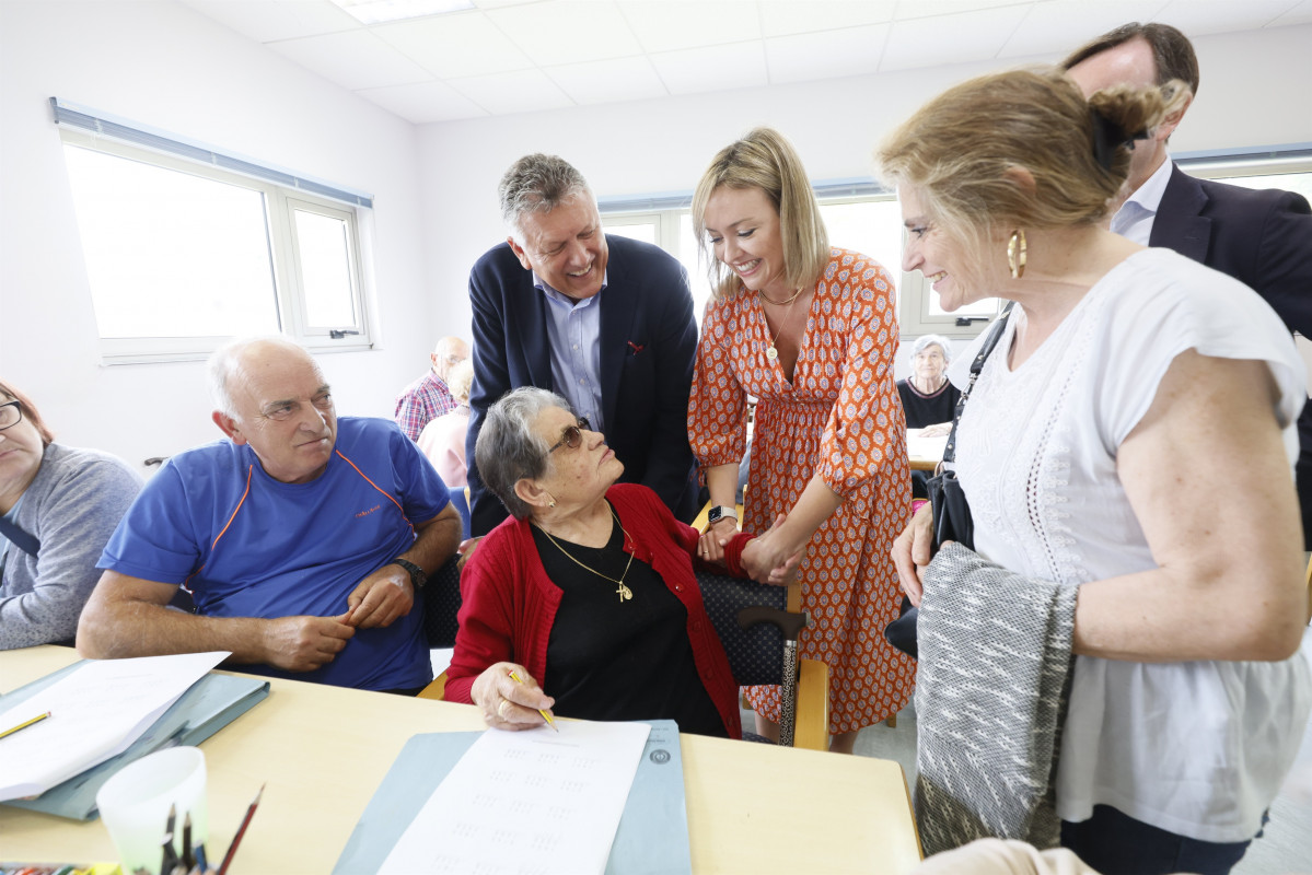 La conselleira de Política Social e Xuventude, Fabiola García, en una visita al centro de día municipal de Sanxenxo (Pontevedra).