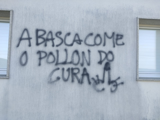 Pintadas contra una concejal socialista electa, en el centro social de Lamardeite, en Vilardevós (Ourense).