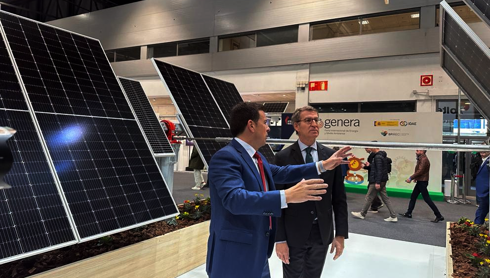 Feiju00f3o visitando el stand de Soltec en una feria en una imagen de la compau00f1u00eda