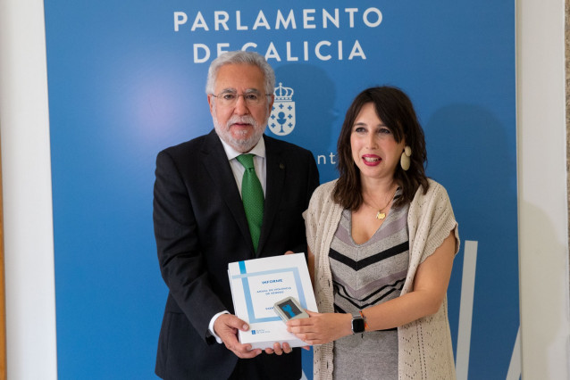 La conselleira de Promoción do Emprego e Igualdade, María Jesús Lorenzana, entrega al presidente del Parlamento de Galicia, Miguel Ángel Santalices, del Informe anual de violencia de género 2022.