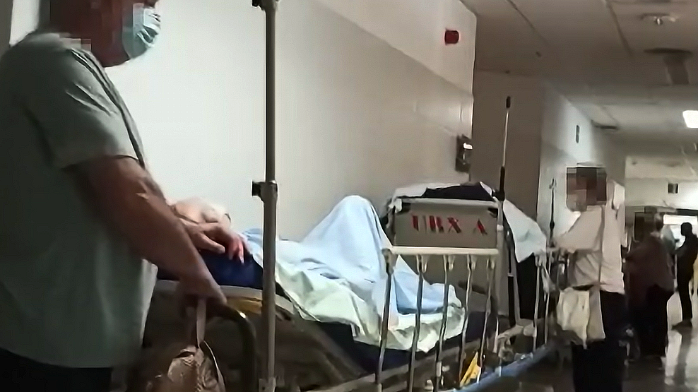 Enfermos y familiares en camilla en los pasillos del Hospital CHUS del SERGAS Santiago en una foto de la Asociación de Pacientes