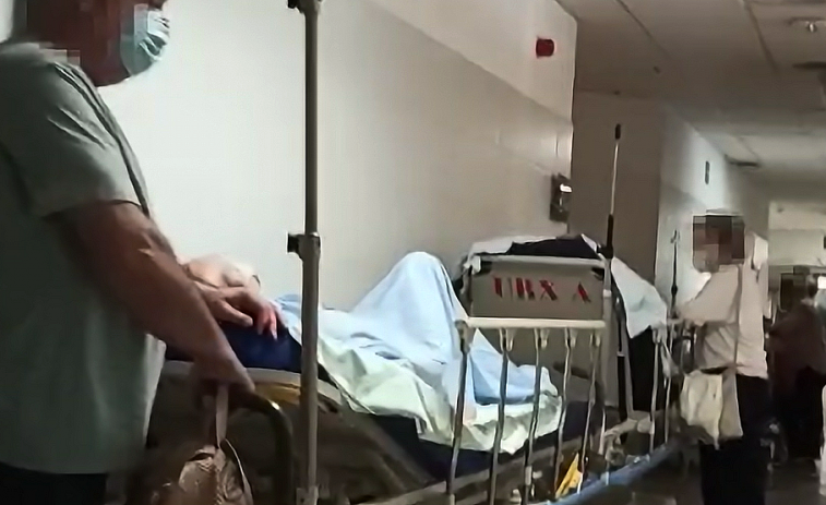 Usuarios del CHUS denuncian el enésimo colapso de las Urgencias con pacientes hacinados en los corredores