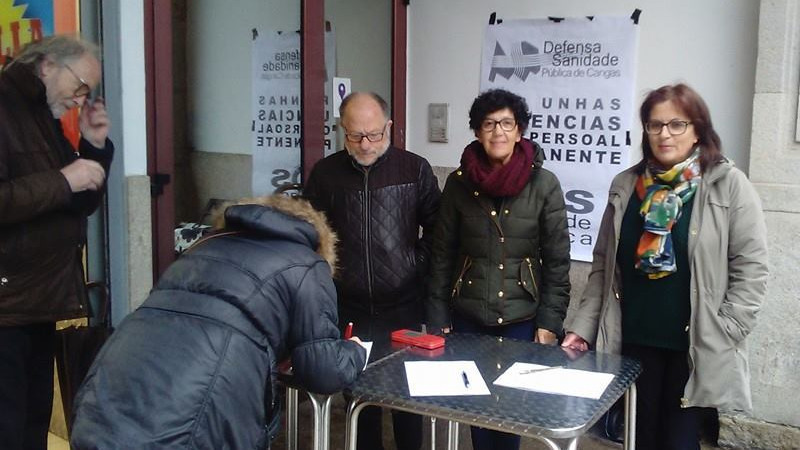 Recogida de firmas contra la falta de personal en el PAC de Cangas en una foto de Plataforma Sanidade Cangas de 2017