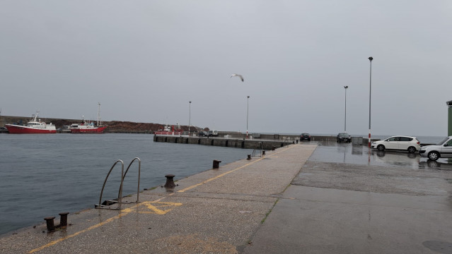 Zona en la que un agente rescató a una persona de mediana edad en Burela (Lugo), zona de la lonja.