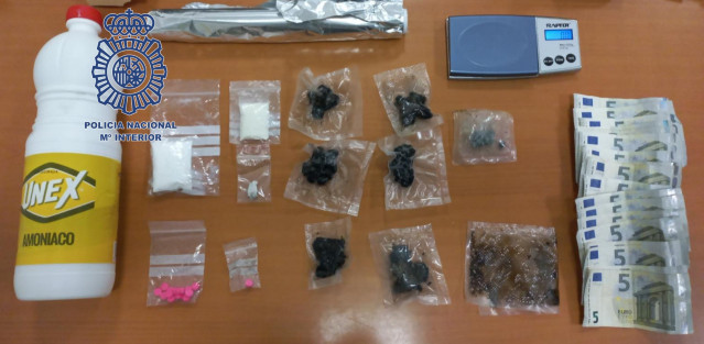 Efectos intervenidos a cinco detenidos por tráfico de drogas durante la celebración del Festival Millo Verdeen la playa de Cesantes, en Redondela (Pontevedra).