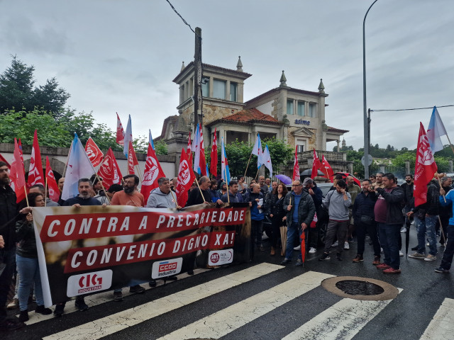 Centenares de trabajadores del metal se concentran ante la patronal por sus propuestas 