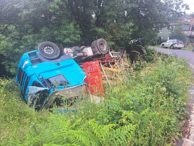 Camión volcado en Cervantes (Lugo).