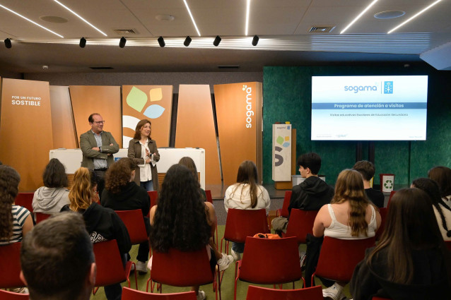 La conselleira de Medio Ambiente, Territorio e Vivenda en su visita al complejo medioambiental de Cerceda junto con un grupo de escolares.