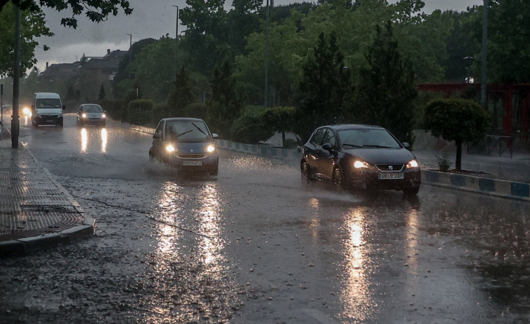 Las tormentas que afectan a Galicia dejan caídas de ramas e inundaciones en la A-8 y en Ourense