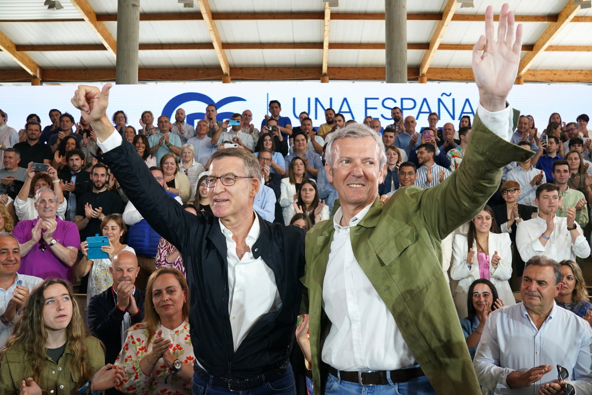 Feijóo y Rueda participan en un acto de precampaña en Santiago.