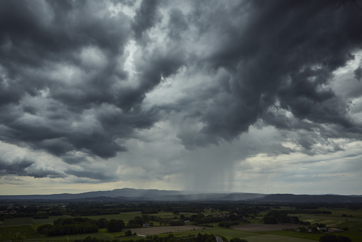 Lluvias sobre plantaciones de cosechas de patata, a 6 de junio de 2023, en A Limia, Ourense, Galicia.