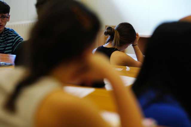 Estudiantes realizan uno de los exámenes de las pruebas de acceso a la universidad 2023, en la facultad de Ciencias de la Comunicación de la Universidad de Santiago de Compostela, a 6 de junio de 2023, en Santiago de Compostela, A Coruña, Galicia.