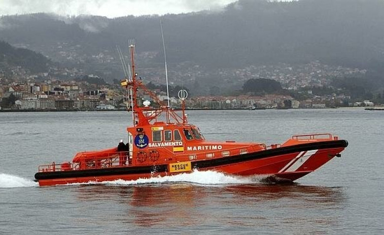 Salvamento Marítimo remolca una embarcación a la deriva en la Ría de Vigo