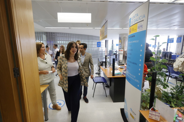 La conselleira de Promoción do Emprego e Igualdade, María Jesús Lorenzana, en una visita a una oficina del Servizo de Emprego de Galicia.