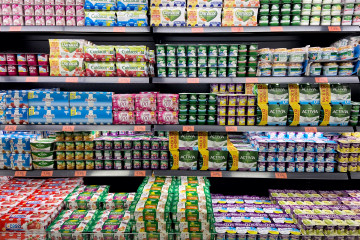 Archivo - Sección de yogures y lácteos en un supermercado de Madrid.