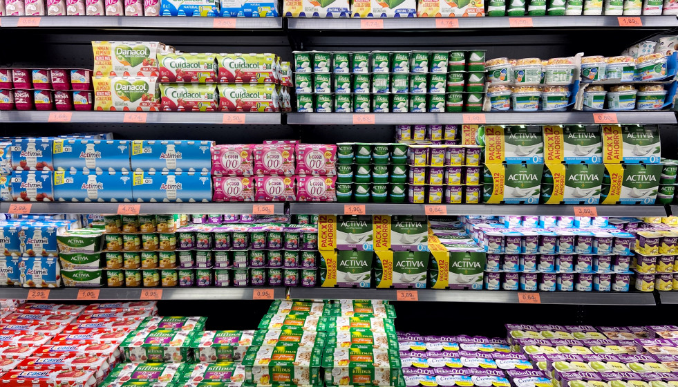Archivo - Sección de yogures y lácteos en un supermercado de Madrid.