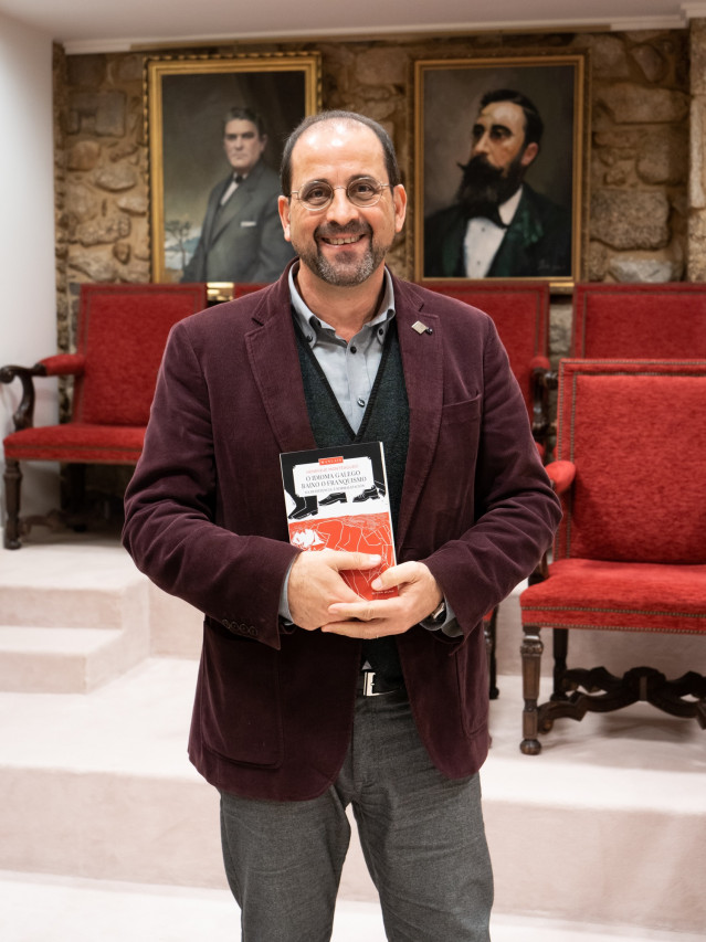 Archivo - El vicesecretario de la RAG, Henrique Monteagudo, presenta un libro sobre el gallego y el franquismo