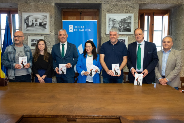 El secretario xeral de Política Lingüística, Valentín García, participa en la presentación del libro 'A mística da feminidade en Mad men' de Xosé Ramón Cascudo, Premio Ramón Piñeiro de Ensaio 2022.