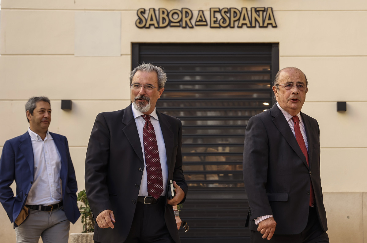 El candidato de Vox a la Presidencia de la Generalitat Valenciana, Carlos Flores, a su llegada a la reunión con el Partido Popular