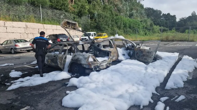 Un incendio en un aparcamiento de Combarro calcina dos coches estacionados y afecta a otros tres