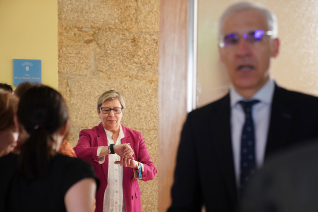 La conselleira de Mar, Rosa Quintana,  mira el reloj durante su última sesión de control de la cámara gallega, a 14 de junio de 2023, en Santiago de Compostela, A Coruña, Galicia (España). Rosa Quintana, y Francisco Conde, dejan hoy sus cargo como conseje