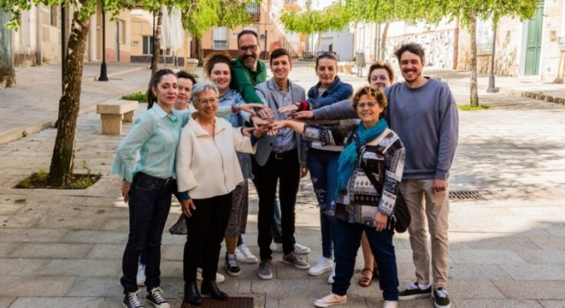 El candidato del BNG a la Alcaldía de Ribeira (A Coruña), Luis Pérez Barral, en el centro en una foto junto a miembros del BNG de Ribeira