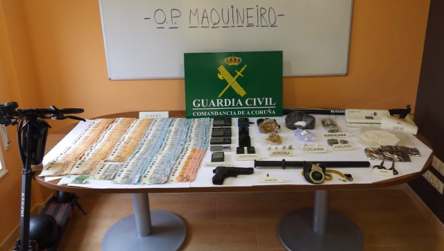 Droga, dinero, armas y móviles incautados en la desarticulación de un punto de venta de drogas en Rianxo (A Coruña).