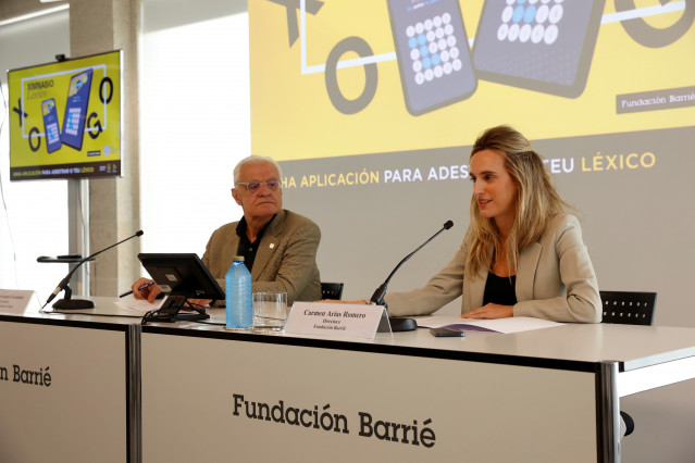El presidente de la RAG, Víctor F. Freixanes, y la directora de la Fundación Barrié, Carmen Arias Romero