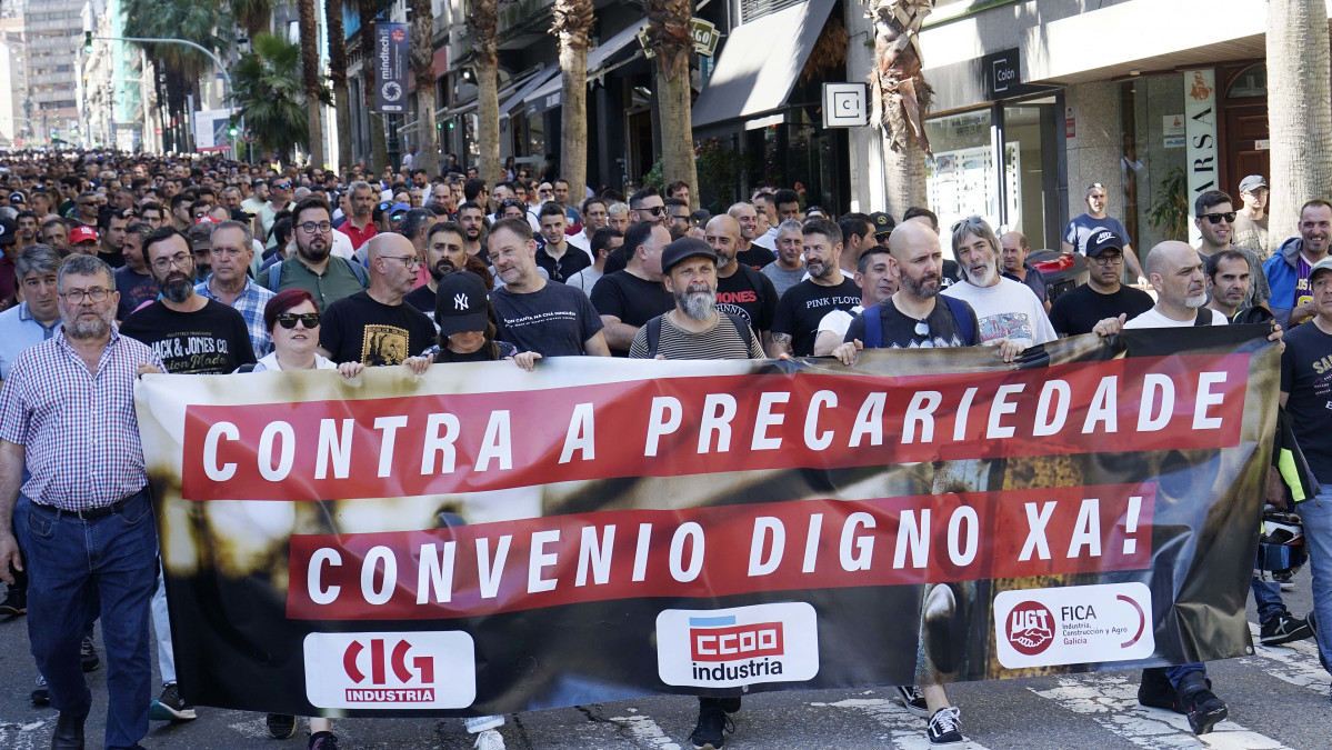 Miles de trabajadores del sector del metal se manifiestan por las calles de Vigo, a 15 de junio de 2023, en Vigo, Pontevedra, Galicia (España).