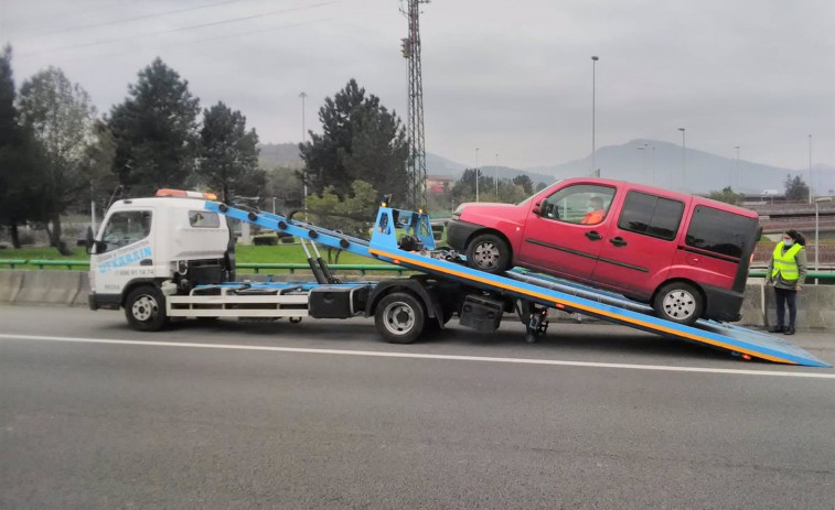 Accidente en la AP-9 y cuando llega la grúa su conductor arroja un positivo en el test de drogas