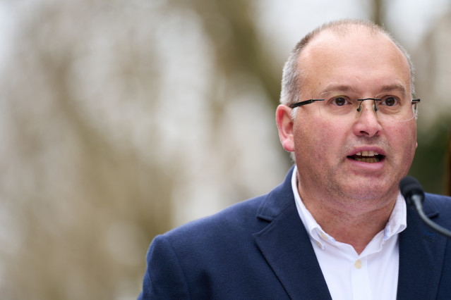 Archivo - El vicesecretario de Organización del Partido Popular, Miguel Tellado, realiza declaraciones a los medios durante una visita a Santander, en la Alameda de Oviedo, a 10 de marzo de 2023, en Santander, Cantabria (España). Antes del encuentro, Tell